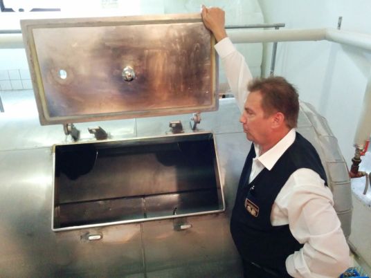 Matti Punakallio mäskäys- ja siivilöintimyllyn äärellä