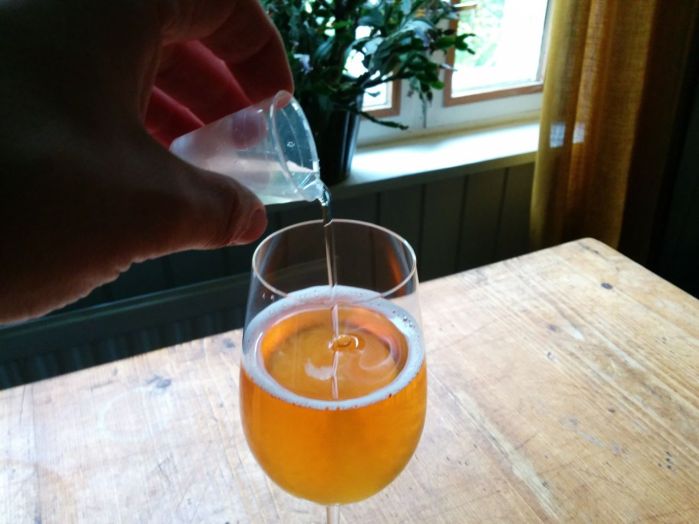 Siiderin makeutus sokerisiirapilla